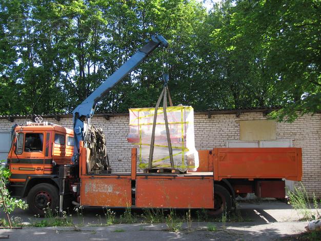 Доставляю грузы манипулятором по Санкт-Петербургу и области.