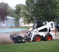 Сдаем в аренду мини-погрузчик Bobcat (с ковшом, щёткой, дорожной фрезой, гидромолотом, вилами, ямобуром) в СПб и Лен.обл.