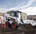 Сдаем в аренду мини-погрузчик bobcat S650 (с ковшом, щёткой, фрезой, гидромолотом, вилами, ямобуром) в СПб и Лен области.