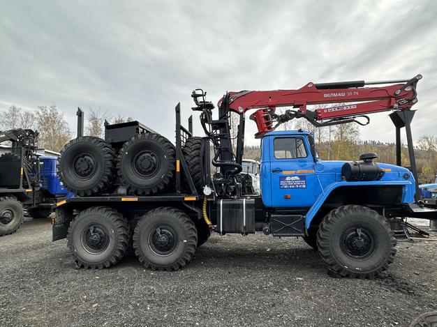 Лесовоз Урал с манипулятором и прицепом роспуском