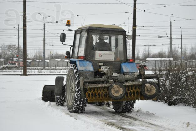 Трактор МТЗ 82.1 отвал, щётка, ковш, бара