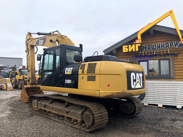 Гусеничный экскаватор Caterpillar 320D2L (678)