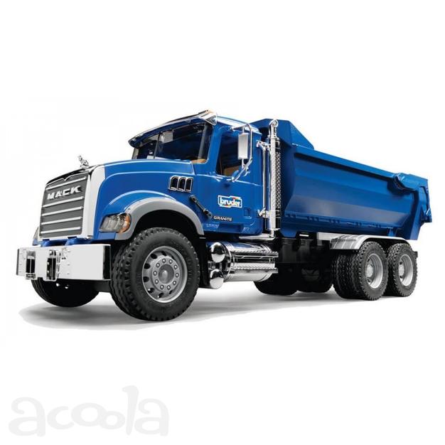 Самосвалы на перевозку песка на новом объекте строительства «автодорога М-1 «Беларусь» в Московской области.