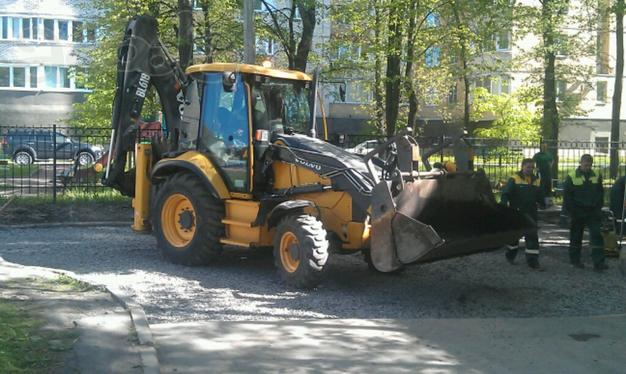Свободен экскаватор-погрузчик VOLVO BL61 по югу