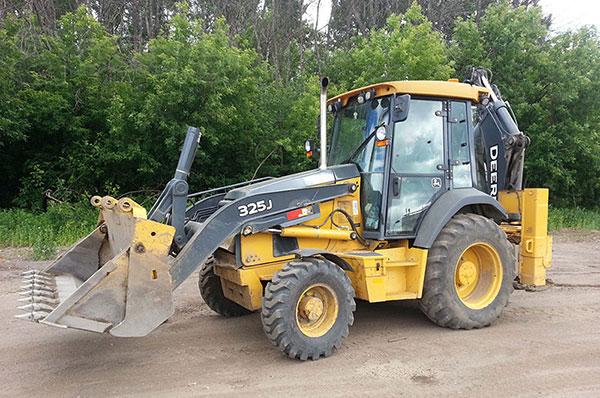 Аренда экскаватора -погрузчика JOHN DEER 325J