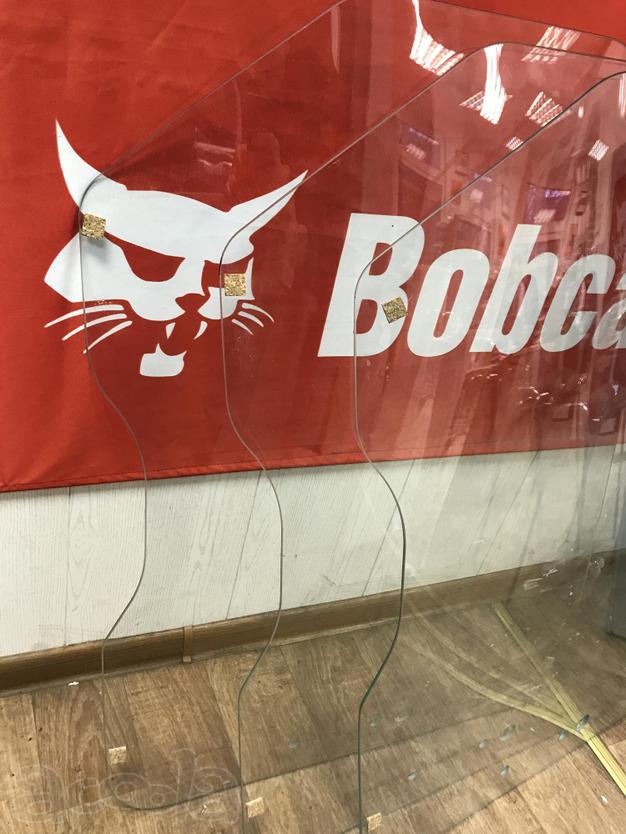 Bobcat стекло лобовое.